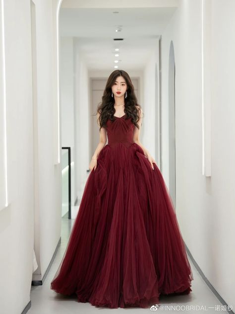 Maroon Ball Gown, Enchanted Forest Dress, Simple Dress For Girl, Gown Aesthetic, Maroon Gown, Debut Gowns, Party Dress Inspiration, Burgundy Gown, Bride Dress Simple