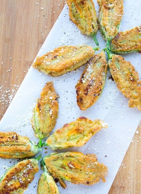 Fried Zucchini Flowers, Stuffed Squash Blossoms, Italian Appetizers Easy, Tuscan Recipes, Restaurant Style Recipes, Zucchini Flowers, Zucchini Blossoms, Bake Zucchini, Sauteed Zucchini