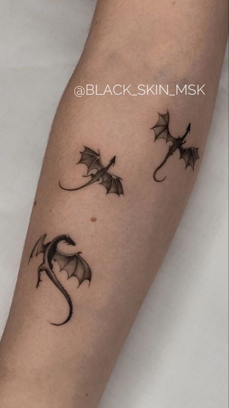 Toothless Tattoo, Perspective Tattoos, Toothless And Light Fury, Black Dragon Tattoo, Dragon Tattoo Arm, Small Dragon Tattoos, Dragon Tattoo Art, Saved Tattoo, Kunst Tattoos