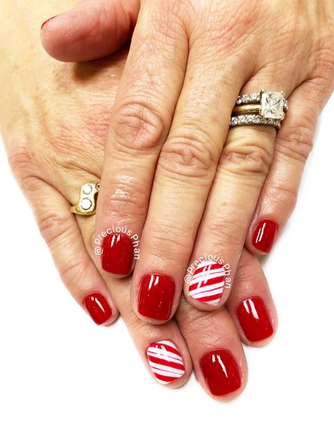 Candy cane nails. #PreciousPhan Christmas nails Green And Red Candy Cane Nails, Candy Cane Stripe Nails, Candycane Nailart, Candy Cane Nails Acrylic, Candy Cane Nails Short, Christmas Candy Cane Nails, Christmas Nails Candy Cane, Candy Cane Nail Designs, Peppermint Nails