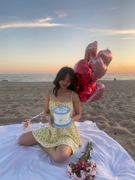 June Birthday Photoshoot Ideas, Birthday Picnic At Beach, Cake Beach Birthday, 19th Birthday Ideas Outfits Summer, Birthday Photoshoot Beach Ideas, 15 Birthday Photoshoot Ideas Beach, Birthday Shoot Beach, Beach Birthday Idea, Beach Picnic Party Ideas