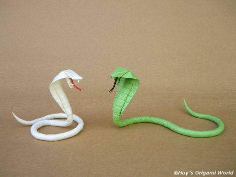 Realistic Origami Snake - http://www.ikuzoorigami.com/realistic-origami-snake/ Snake Origami, Origami Lizard, Snakes For Kids, Easy Origami Dragon, Origami Snake, Easy Origami Animals, Animal Crafts Preschool, Snake Crafts, Cobra Art