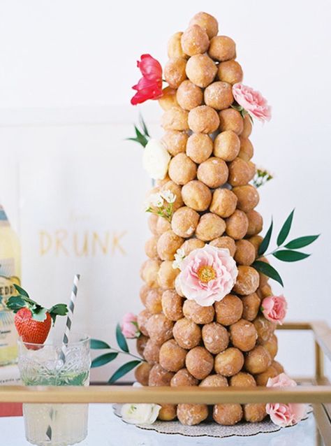 DONUT TOWER Brunch Dessert Table, Doughnut Wedding Cake, Cake Alternatives, Alternative Wedding Cakes, Donut Tower, Brunch Desserts, Diy Donuts, Wedding Cake Alternatives, Donut Birthday Parties