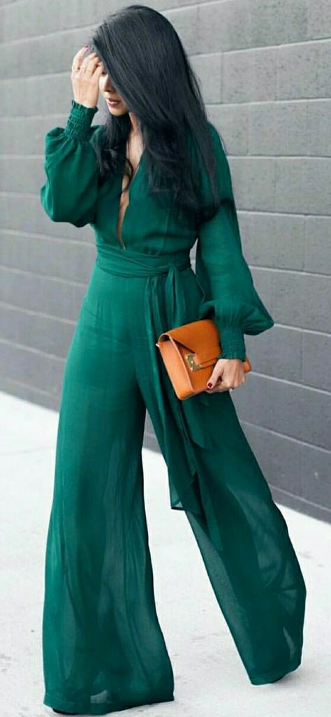 enterizo de pantalon largo en hermoso color verde de Cecemadesigns.com Teal Jumpsuit, Brown Clutch, Jumpsuit Outfit, Green Jumpsuit, Hair Brown, فستان سهرة, Outfit Trends, Green Outfit, Jumpsuit Fashion