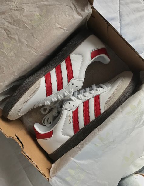 Red Adidas Shoes, Sneakers Aesthetic, Samba Sneakers, Adidas Samba Outfit, Pretty Shoes Sneakers, Fantastic Shoes, Shoe Wishlist, Fall 24, Stripe Outfits