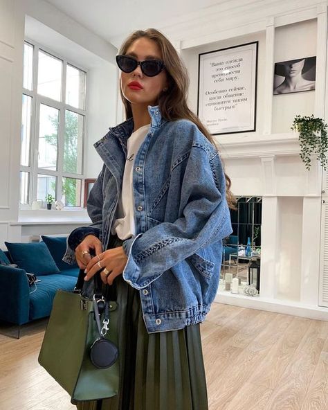 These Are The Fall Date Night Outfits You Can Wear Anywhere - CLOSS FASHION Elegantes Outfit Damen, Skandinavian Fashion, Elegante Casual, Oversized Denim Jacket, Looks Street Style, Mode Inspo, Sporty Chic, Work Outfits Women, Looks Style