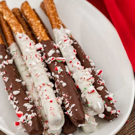 Pretzel Hugs Recipe, Christmas Pretzel Hugs, Pretzel Hugs, Holiday Dessert Drinks, Christmas Pretzel, Peppermint Pretzel, Potatoes Dinner, Pretzel Bark, Christmas Pretzels