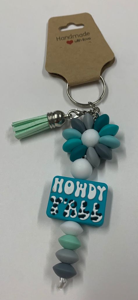 Teals, grays and white beaded flower keychain.  Made with 12mm silicone beads. Focal bead is double sided. Measures approximately 3 1/2" in length (does not include keyring), tassel 1" Silicone Bead Flower Keychain, Silicone Focal Bead Ideas, Vendor Crafts To Sell, Silicone Bead Earrings, Silicone Bead Keychain Tutorial, Beaded Crafts To Sell, Wood Bead Crafts Diy, Silicone Bead Craft Ideas, Silicon Bead Crafts