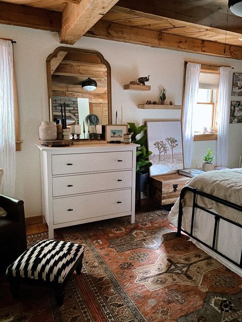 Southwest Bedroom Decor Santa Fe, Southwestern Rug Bedroom, Southwestern Inspired Bedroom, Southwest French Country, Green Southwestern Bedroom, Boho Southwest Decor Bedroom, Dark Southwestern Bedroom, Western Style Bedroom Decor, Southwest Interior Design Bedroom