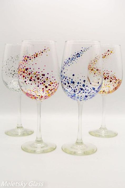 Glassware Crafts, Wine Glass Designs, Vase Painting, Diy Wine Glasses, Decorated Wine Glasses, Christmas Glasses, Glass Painting Designs, Hand Painted Glasses, Diy Glass Bottle Crafts