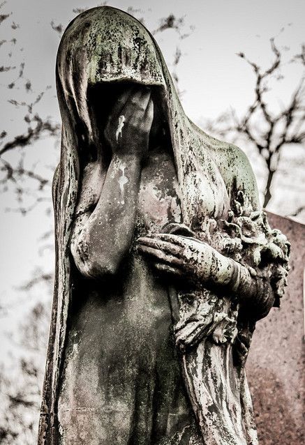 <b>Some of these wouldn't be the worst places to spend eternity.</b> Museum Statues, Père Lachaise Cemetery, Cemetery Angels, Cemetery Statues, Cemetery Headstones, Art Angel, Old Cemeteries, Cemetery Art, Luxor Egypt