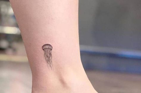 Dainty Jellyfish Tattoo, Jelly Fish Tattoo Fine Line, Tiny Jellyfish Tattoo, Jelly Fish Tattoo Simple, Small Jellyfish Tattoo, Jellyfish Tattoo Minimalist, Jelly Tattoo, Tattoos Jellyfish, Small Mermaid Tattoo