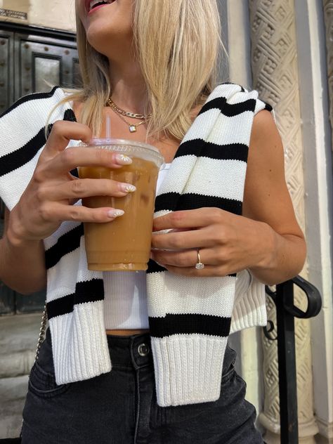 Chunky Striped Sweater Outfit, Striped Sweater Over Shoulders Outfit, Jumper Over Shoulder Outfit, White And Black Striped Sweater Outfit, Black And Beige Striped Sweater Outfit, Striped Sweater Outfit Spring, Tied Sweater Outfit, Light Sweater Outfit, Sweater Tied Around Shoulders Outfit