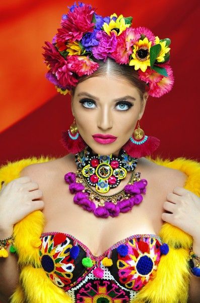 Bendita Fashion Photo Repair, Frida Kahlo Style, Mexican Fashion, Makijaż Smokey Eye, Mexican Party, Great Fashion, Face Photography, Floral Fashion, Mexican Style