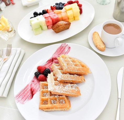 Breakfast perfection Waffle Plating Presentation, Waffle Plating Ideas, Plating Breakfast Presentation, Breakfast Plate Presentation, Italian Dinner Party Decorations, Carrot Recipes Side Dishes, Western Breakfast, Fine Dining Plating, Breakfast Presentation