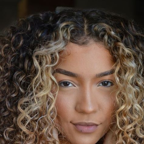 Katherine <MORGAN> Thomas | Chicagoland Blondes & Editorial Hair on Instagram: "Curls 4 the girls 
.
.
.
Formula Deets:
Prelightened using @oligopro Extra Blonde + Cool toned blonde + 20 vol. 
Calura Gloss Formulation:
Root: 1 oz. 3NB + 1 oz. 7 Vol
Mids: 2oz 7AG + 2oz 7vol.
Ends(and Money Piece) 1 oz 9AI+ 1oz 8GV + 2oz. 7vol.
#oligopro #oligocaluragloss #favcaluragloss #curlyhair #naturalcurls #curlinspo #bronde #brondeinspo #k18 #k18results" Cool Toned Blonde, Brunette Balayage, Money Piece, Editorial Hair, Balayage Brunette, Natural Curls, Balayage, Curly Hair Styles, Editorial