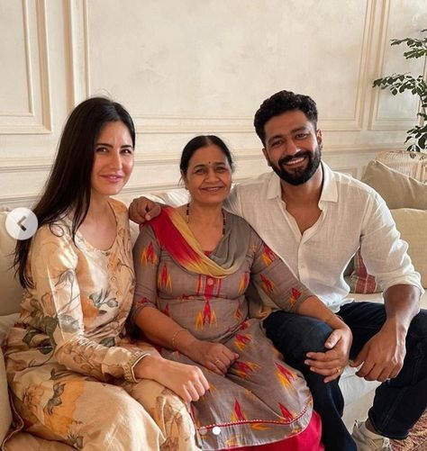 Family Photoshoot Poses, Vicky Kaushal, Katrina Kaif Photo, Holi Celebration, Bollywood Photos, Bollywood Couples, Cute Couple Poses, Father In Law, In Laws