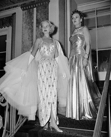 C.Z. Guest at the Knickerbocker Ball 1952 Cz Guest Style, C Z Guest, Cz Guest, Wealthy Women, Vintage Gowns, High Society, Moda Vintage, Vintage Vogue, Vintage Glamour