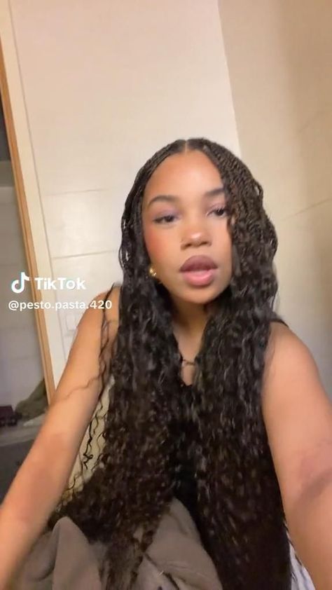 Braided Hairstyles With Layers, Box Braids With Light Brown Highlights, Crinkle Braids Black Women, Wavy Box Braids Hairstyles, Knotless Mermaid Box Braids, Classy Box Braids, Small Knot Less Goddess Braids, Boho Braids Light Skin, Braids With Layered Hair