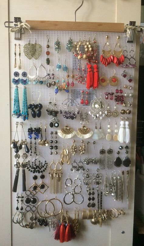 DIY earring holder - hanger Diy Earring Organizer, Diy Earring Holder, Jewerly Organizer, Jewelry Storage Diy, Diy Jewelry To Sell, Diy Jewelry Display, Diy Jewelry Earrings, Jewelry Organizer Wall, Diy Jewelry Holder