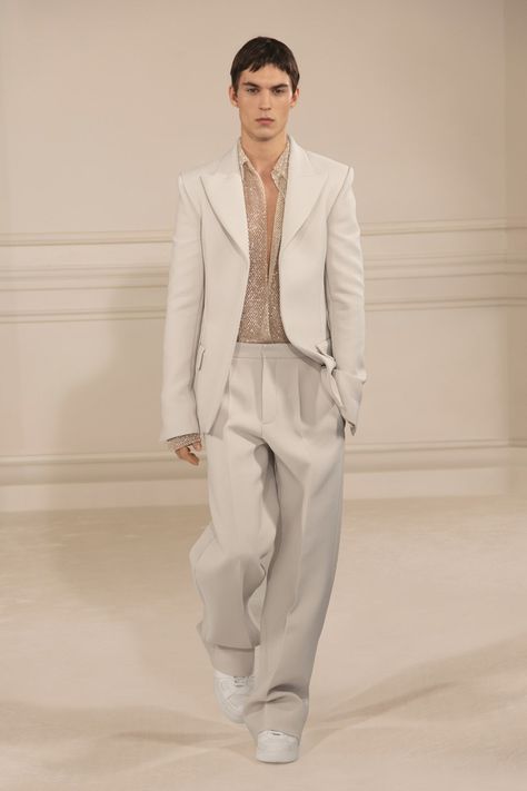 Men Prom Outfit, Prom For Guys, 2022 Couture, Valentino Haute Couture, Collection Couture, Valentino Couture, Couture Week, Prom Outfits, Couture Collection