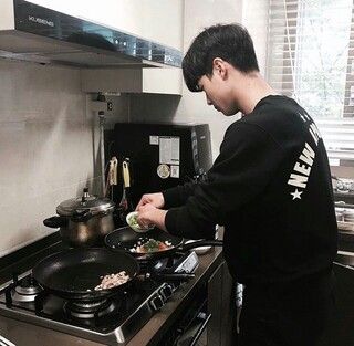 Kore Ulzzang, Man Cooking, Couple Cooking, Ulzzang Couple, Aesthetic Boy, Korean Couple, Tumblr Boys, Ulzzang Boy