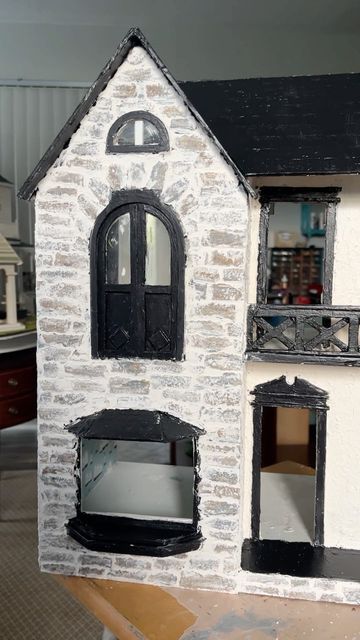 Haunted Dollhouse Diy Ideas, Miniature House Diy, Haunted House Craft, Diy Miniature House, Cardboard Dollhouse, Haunted House Diy, Stone Exterior, Haunted Dollhouse, Doll House Plans