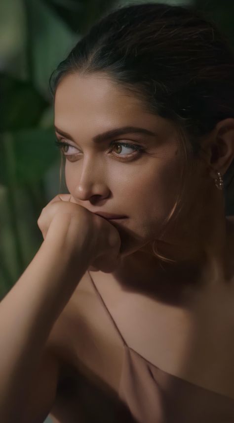 Deepika Padukone Wallpaper, Kendall Jenner Met, Prettiest Women, Deepika Ranveer, Dipika Padukone, Deepika Padukone Style, Woman Hair, Cute Backgrounds For Phones, Fashion Photography Poses