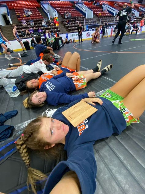 Female Wrestlers High School, Wrestling Asthetic, Wrestling Practice Outfit, Wrestling Aesthetic Girl, Wrestling Bag Essentials, Wrestling Girl Aesthetic, Wrestling Aesthetic High School, Girls Wrestling Aesthetic, Wrestler Aesthetic