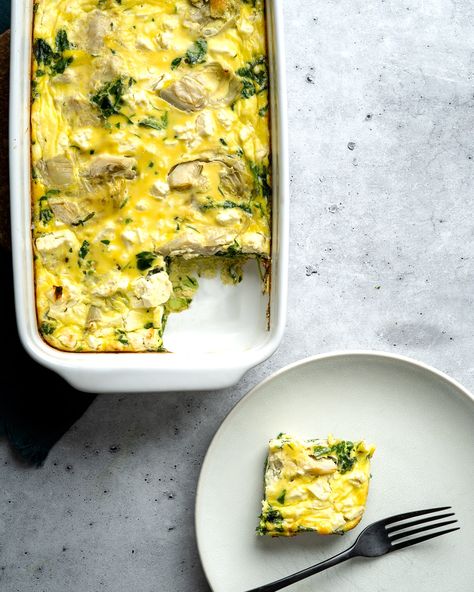 Give this spinach artichoke frittata a try for a healthy frittata full of cheese and vegetables. A dish that can make your morning going! Healthy Weekend Meals, Artichoke Quiche, Artichoke Frittata, Healthy Frittata, Spinach Frittata, Wilted Spinach, Weekend Meals, Spinach Artichoke Dip, Spinach Recipes