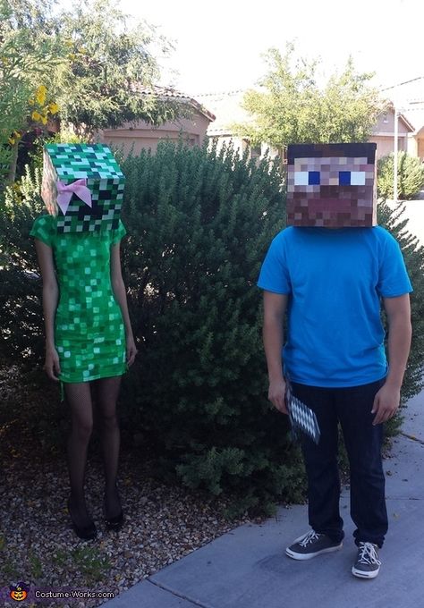 Minecraft Steve and Creeper - 2014 Halloween Costume Contest via @costume_works Minecraft Women Costume, Creeper Halloween Costume, Steve And Alex Costume, Creeper Minecraft Costume, Minecraft Couple Costume, Gamer Halloween Costumes, Creeper Outfits, Minecraft Couple, Minecraft Creeper Costume