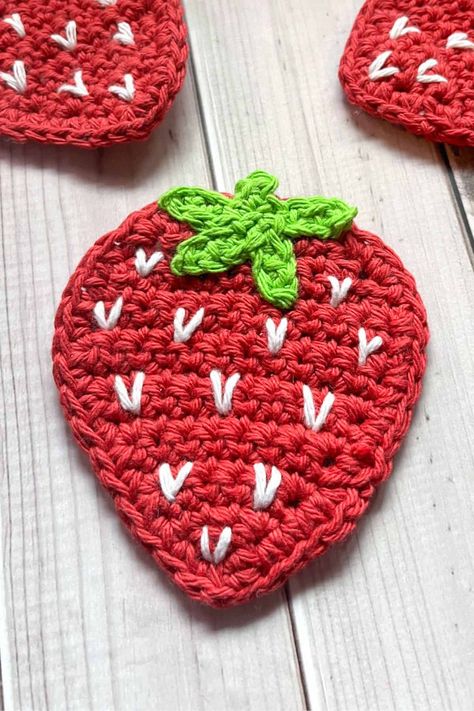 Crochet Strawberry Coaster, Cute Crochet Strawberry, Strawberry Coaster, Strawberry Crochet, Snail Craft, Coaster Pattern, Crochet Strawberry, Crochet Coaster Pattern, Crochet Coaster