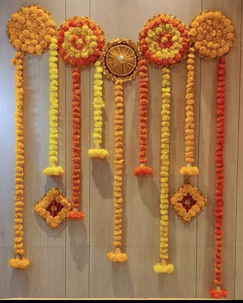 Wall Decor Design Diwali, Wall Diwali Decoration, Saree Decoration For Ganpati, Diwali Balloon Decoration, Durga Pujo Decoration At Home, Puja Mandir Decoration Ideas, Diwali Flower Arrangements, Haritalika Pooja Decoration, Diwali Corner Decorations At Home