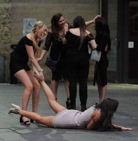 15 Brutal Moments from Everyday Life - Ouch Gallery Drunk Party Girls, Drunk Party, Cavalleria Rusticana, Party Pictures, Drinking Humor, Friend Quotes, Aries Zodiac, Getting Drunk, School Photos