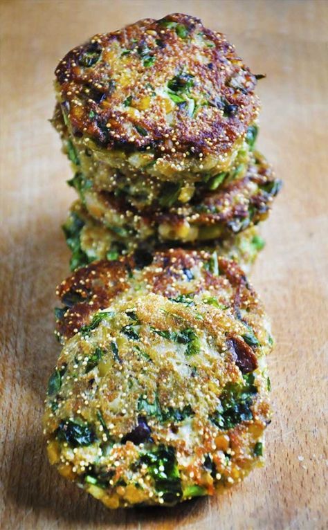 These lentils and amaranth patties are healthy, easy to make, #vegan and delicious! You’ll love their crispy texture and lovely taste! Plus, they are super-rich in proteins! Amaranth Recipes, Vegan Burgers, Healthy Easy, Tikka Masala, Taco Bell, Samosa, Amaranth, Vegan Eating, Vegan Dishes