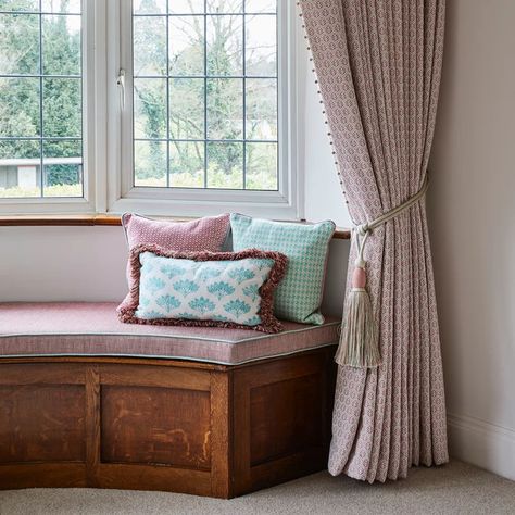 Under Bay Window Ideas, Small Bay Window Ideas, Window Seat Curtains, Window Seat Bedroom, Bay Window Dressing, Victorian Bay Window, Bay Window Benches, Window Chair, Pruning Shrubs