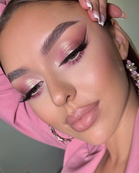 Makeup With Hot Pink Outfit, Elegant Pink Makeup, Light Pink Prom Makeup, Dusty Pink Makeup Look, Pink Bridal Makeup Looks, Pink Make Up Look, Nude Pink Makeup, Pink Bridal Makeup, Pink And Gold Makeup