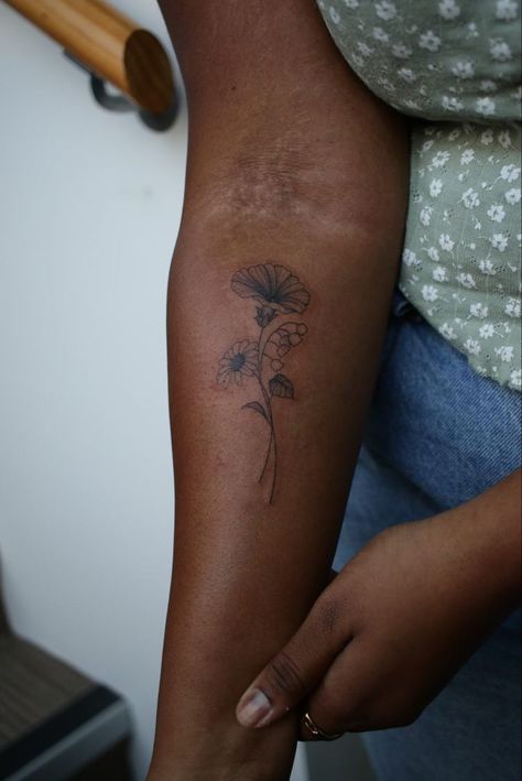 Tattoos Black Women Forearm, Color Tattoos On Dark Skin Flowers, Floral Tattoos On Dark Skin, Dark Skin Women Tattoo Ideas, Floral Tattoo Dark Skin, Fine Line Tattoo Black Skin, Fine Line Tattoo Dark Skin, Brown Skin Tattoo Women, Small Tattoos On Dark Skin