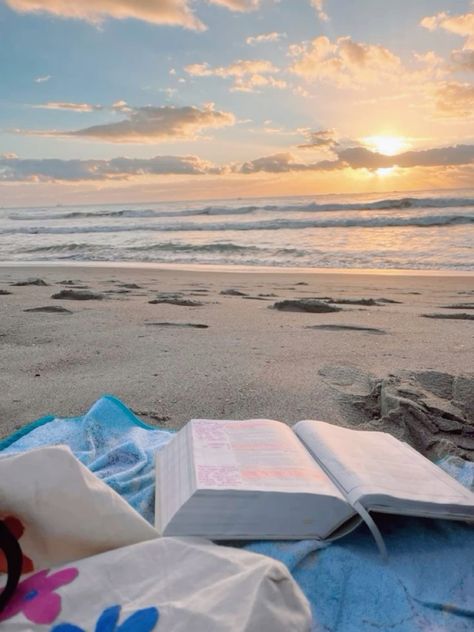 beach bible study. bible. beach. sunrise. credit to owner. not my picture! 🌅 Vision Board Images, Beach Date, Summer Feeling, American Beauty, Alam Yang Indah, Summer Dream, Summer Photos, Summer Pictures, Beach Aesthetic