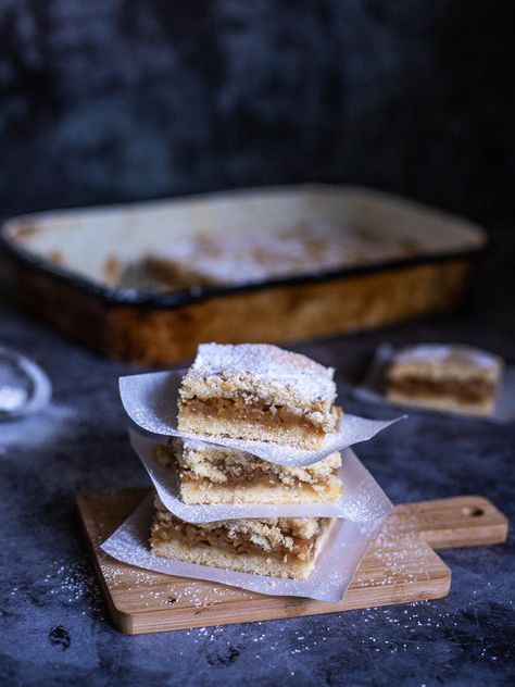 Croatian Cooking: Lijena Pita s Jabukama (Lazy Apple Pie) - Chasing the Donkey Croatian Dessert Recipes, Apple Pie Squares, Pie Squares, Croation Recipes, Pastel Rectangular, Cheap Desserts, Apple Square, Macedonian Food, True Autumn