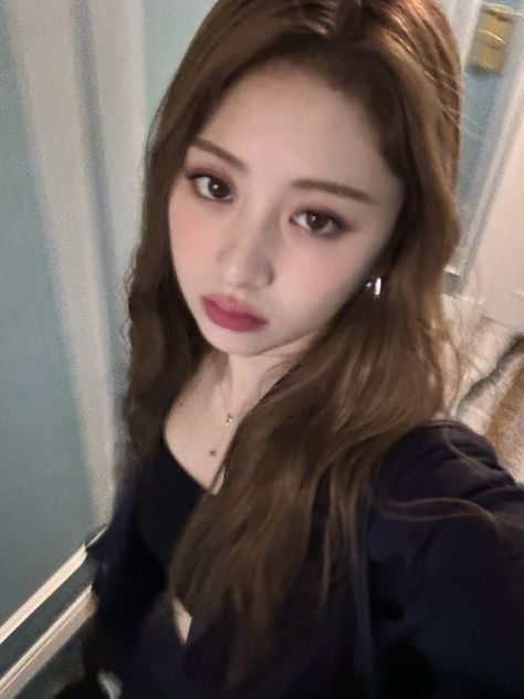 yunjin selca le sserafim Yunjin Kim, Kpop Pfp, Dara Kpop, Pre Debut, I Love Girls, Girl Icons, Kpop Girl Groups, New Yorker, Kpop Idol