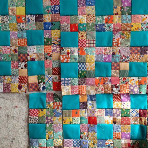 klein meisje quilts: love this aqua Crumb Quilting, Tshirt Quilts, 4 Patch Quilt, Stamp Quilt, Patchwork Projects, Postage Stamp Quilt, Scrappy Quilt Patterns, Scrap Busters, Scrap Quilt Patterns