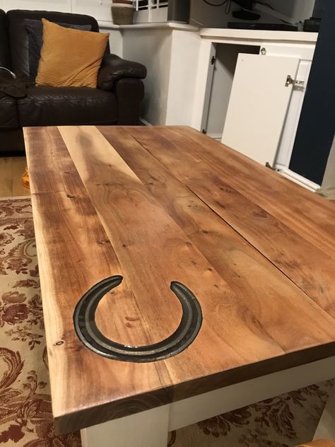 Coffee table with horse shoe embedded in the wood. Horse Shoe Coffee Table, Western Epoxy Table, Ag Mech Projects Wood, Western Coffee Table Decor, Western Coffee Table, Horseshoe Table, Wood Table Design, Barn Wood Projects, Diy Dining Table