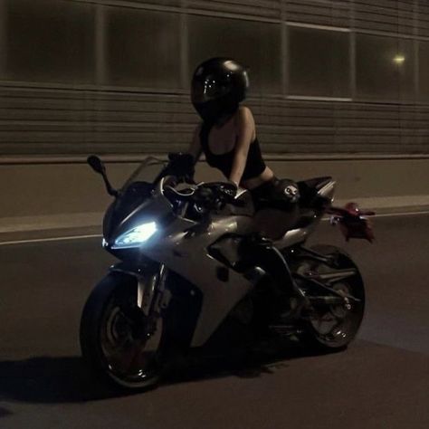 Biker Woman Aesthetic, Street Bike Aesthetic, Moto Girl Aesthetic, Female Biker Aesthetic, Motorcycle Girl Aesthetic, Aesthetic Bike Ride, Motorcycle Female, Female Bikers, Aesthetic Bike