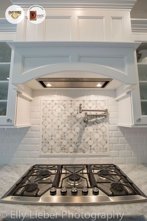 Splash Back Behind Range Hood, Floor Decor Kitchen Backsplash, Kitchen Range Backsplash Ideas, Rangetop Cabinet, Kitchen Stove Hoods Ideas, Stove Hood Ideas, Stove Backsplash Ideas, Fabuwood Kitchen, Fabuwood Cabinets