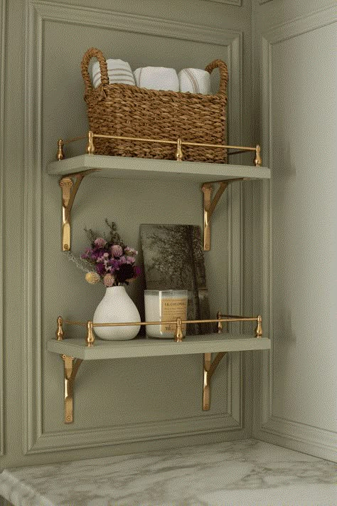 Brass Shelves, French Vintage Decor, Bathroom Shelf Decor, Decor Studio, Country Side, French Decor, Built In Shelves, Bathroom Shelves, Design Case