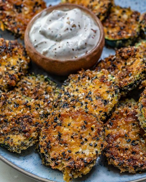 Rachel's Zucchini Crisps Make AMAZING Clean Eating Snacks! | Clean Food Crush Zucchini Crisps, Zucchini Chips, Food Crush, Clean Food Crush, Diet Vegetarian, Clean Food, 21 Day Fix, Healthy Snacks Recipes, Clean Recipes