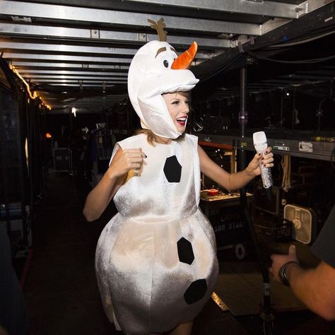 Celeb Halloween, Olaf Costume, Taylor Swift Fotos, Divas Pop, Taylor Swift Dress, Miss Americana, 1989 Tour, Idina Menzel, Fav Person