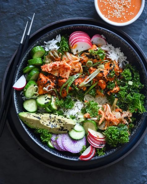 Summer Rice Bowl, Kimchi Salad, Summer Rice, Aesthetic Salad, Korean Salad, Summer Mediterranean, Massaged Kale Salad, Kale Recipe, Marinated Tofu