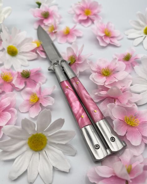 ✨Experience the power of precision. Our butterfly blades are made with care and attention to detail. 🛠️💪🏼 Pink Butterfly Knife, Pink Pocket Knife, Pink Knife, Butterfly Knives, Knife Aesthetic, Pretty Knives, Butterfly Knife, Pink Life, Neon Aesthetic